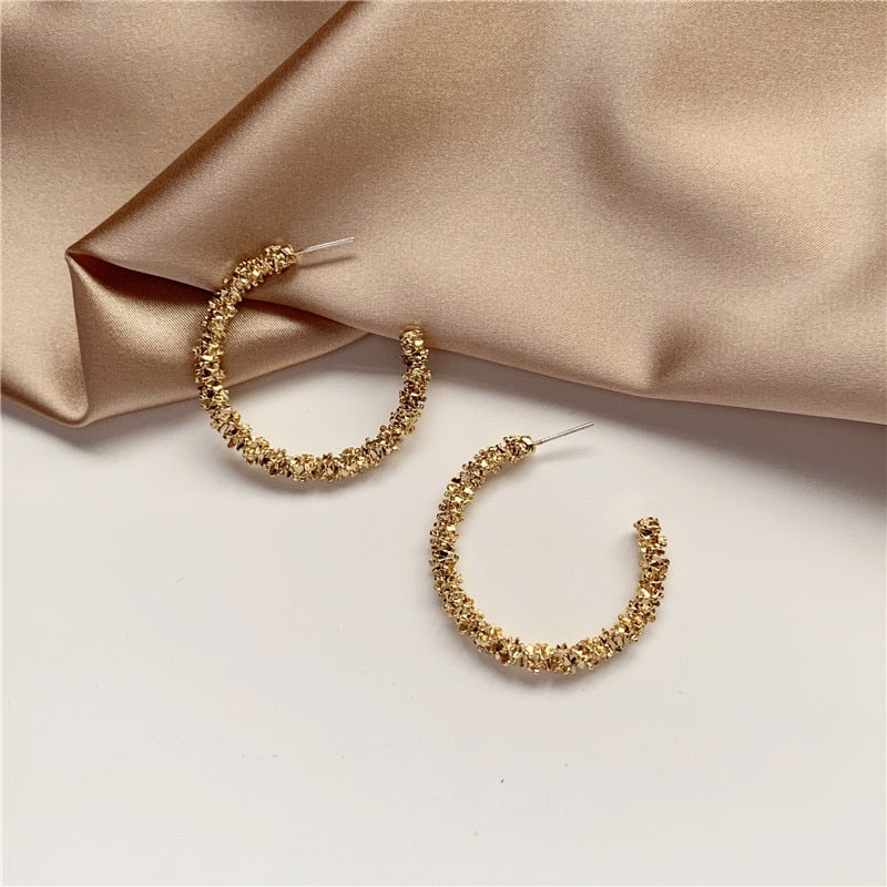 New Fashion Gold Color Metal C Shape Hoop Earrings for Women Female Big Pleated Statement Earrings Party Jewelry Oorbellen